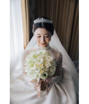 時代を超えて愛される王道ヘアスタイル。<br>きちんと感のあるヘアにティアラを<br>合わせて、気品溢れる花嫁姿に。<br><br><br><br><br>【凛とした洗練さ】<br>