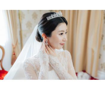 時代を超えて愛される<br>きちんと感のあるタイトなヘア。<br><br>幅の広い存在感のあるティアラを合わせると<br>正統派の雰囲気になり、歴史のある大聖堂や<br>ホテルなどの荘厳な会場にピッタリです!<br>