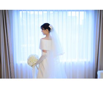厚みのあるイタリア製シルクだけを<br>贅沢に使った気品溢れるウェディングドレス✨<br><br>計算され尽くされたスレンダーなシルエットと<br>シルクならではの美しい光沢が、<br>高貴なオーラで包み込んでくれます。<br><br>ヘッドには、ドレスと共布の<br>リボンボンネで大人の甘さを♥<br>
