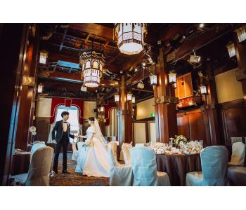 ドレス選びで後悔しないためには、いくつかの<br>ポイントを押えておきましょう。<br><br>まず意識したいのは、ドレスの”仕立ての美しさ”。<br>上質なドレスは、シルエットにまで品格が宿ります。<br><br>次に大切なのが、”素材が放つ存在感”。<br>ホテルの照明の中では、素材の<br>質感がより際立ちます。<br>光を受けたときの艶やかさや陰影の<br>美しさは、上質なドレスならではの魅力です。<br><br>そして最後に、”自分を格上げしてくれるかどうか”。<br>ドレスはただ着るものではなく、花嫁さまの<br>印象そのものをつくる存在です。<br>袖を通した瞬間に背筋が伸びるような、自然と<br>所作まで美しく魅せてくれる一着こそ<br>運命のドレスといえます。<br><br><br><br><br>0<span style='font-size:1.2em;'>4｜こんな花嫁さまにおすすめ</span>