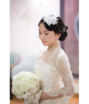 ボレロが花嫁に人気の３つの理由<br><br>１,体型カバー<br>肩や二の腕の露出を抑えながらも<br>レースの透け感によって、重たくならず<br>上品で華やかな印象を与えてくれます。<br><br><br>２,コーディネートの幅を広げてくれる<br>ボレロをプラスするだけで、同じドレスでも<br>違った雰囲気に仕上げられます！<br><br><br>３,アクセサリー感覚で楽しめる<br>レースの刺繍がデコルテを華やかに彩って<br>お小物と組み合わせることで、自分なりの<br>コーディネートと特別感を一層引き立てます。<br>