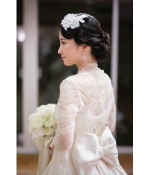 ボレロの最大の魅力は、単なる羽織ものではなく<br>「手軽にイメージチェンジができる」点にあります。<br><br>挙式と披露宴で同じドレスを着る場合でも<br>ボレロを付け外しするだけで、<br>衣裳替えをしたかのようになります。<br><br><br>また、フォトウェディングや前撮りなど<br>お写真撮りの際にもボレロは大活躍です！<br>例えば、スタジオ撮影ではボレロをあわせて<br>クラシカルに、屋外では外して<br>ナチュラな雰囲気にするなど、シーンに<br>合わせて簡単に印象を変えることができます！<br>