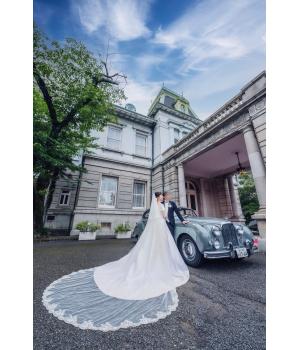 二つ目は先ほどの柄の先端に小さな装飾がプラスされたヴェールです。<br><br>装飾が足されたことで角ができ<br>上品さとエレガントの両方を併せ持つ雰囲気に仕上がります。<br><br>レースの幅が広いと重厚感がありクラシカルに。<br>