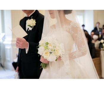 繊細なレースのロングスリーブで<br>気品ある優雅で美しいスタイル<br><br>胸元のカッティングがデコルテを<br>より美しく見せ華やかな印象です♥<br><br>ヘアは、アップスタイルにティアラで<br>クラシカルな雰囲気に。<br><br>さらに透け感の少ないロングヴェールが<br>品格溢れる花嫁姿を演出してくれます。<br>