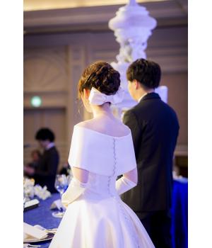 素材の美しさを活かしたシンプルでありながら<br>圧倒的な存在感を放つ<br>ロールカラーを合わせたスタイル<br><br>幅広のロールカラーで風格あるロイヤルな雰囲気に♥<br><br>ヘアスタイルもティアラからドレスと<br>共布のリボンボンネにチェンジして、<br>よりクラシカルで可愛らしい印象です。<br>