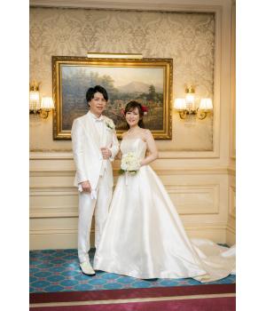 スタイリッシュなビスチェスタイルで<br>デコルテの美しさを強調したすっきりした印象に。<br><br>髪型をダウンにし生花とパールネックレスをつけて<br>華やかな雰囲気で着こなしていただきました!<br>