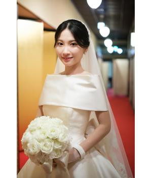1スタイル目は、Aラインのドレスに広幅の<br>ロールカラーを合わせ、気品溢れる雰囲気に♥<br><br>厚みのあるイタリア製シルクだけを使った<br>シルクならではの美しい艶やかな光沢が<br>シンプルでありながら、圧倒的な美しさを放ちます。<br>
