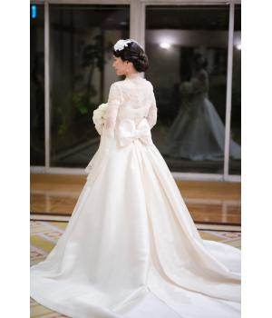 ヘアには上品さもありお洒落なデザインの<br>オーダーヘッドドレスを合わせ、素敵に<br>着こなしてくださいました!<br>