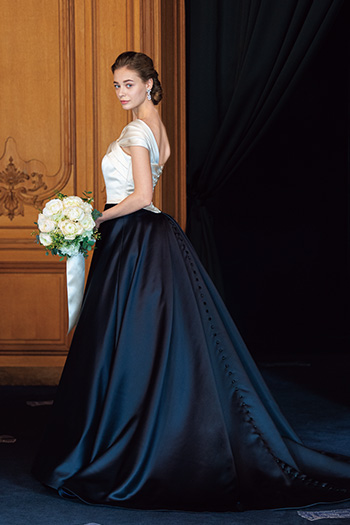 バイカラーのワンショルダードレス<br><br>シックなネイビー×ホワイトのバイカラーは<br>他にはない洗練されたエレガントスタイルを実現。<br><br>イタリア製シルクサテンのとろみのある上質な質感と<br>ワンショルダーのアシンメトリーなデザインが花嫁さまの<br>おしゃれ度を上げること間違いない一着✨<br>