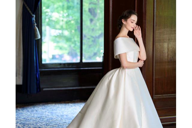 ロールカラードレスは、<br>ロイヤル感溢れる雰囲気を演出して<br>女性らしいデコルテの美しさを際立たせてくれます。<br><br><br>正統派の雰囲気で上品さの中にも大人の<br>可愛らしさを纏うのが最大の魅力です♥<br><br><br><br>ロールカラーは、幅の広さによっても<br>印象がすごく変わります。<br><br><br>□細幅ロールカラー<br>