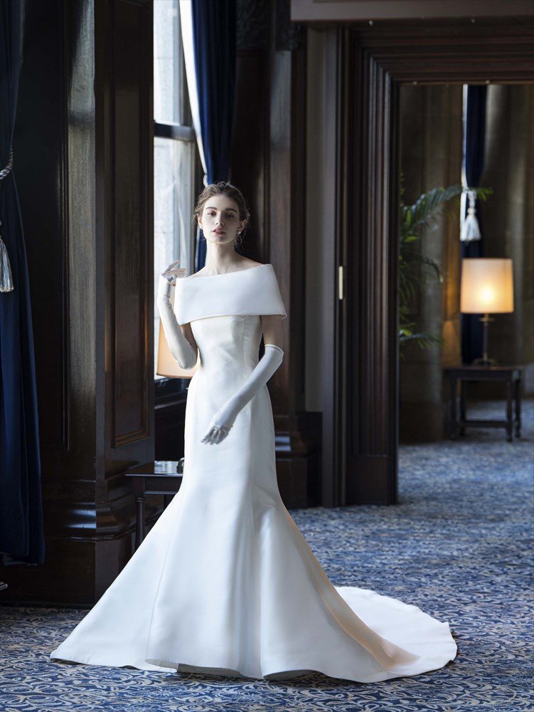 「ロイヤルなデザインに上質な素材が映える大人のスレンダー」<br><br>イタリア製ミカドシルク素材だけを贅沢に<br>用いたゴージャスでノーブルなラインのドレス。<br>凛とした気品溢れる花嫁姿を実現します。<br><br>光沢あるミカドシルクの美しさを最大限に<br>生かした、シンプルながらも高貴なスタイルです。<br>