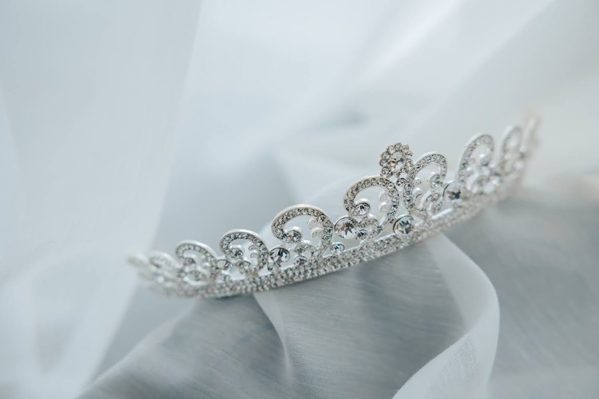 こちらはキュートなティアラらしい<br>形のもの。<br>高さもあり王道のプリンセンスのような<br>雰囲気にしたい方にオススメのティアラです。<br><br><br><br><br><br><br><br>いかがだったでしょうか。<br>お好みのティアラはございましたでしょうか。<br>挙式が近づいてきた花嫁さまの<br>ご参考になれば幸いです。<br>
