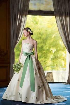 グリーン系のドレスは、おしゃれで<br>スタイリッシュ、ナチュラルな雰囲気から<br>可愛らしくフェミニンなスタイル…<br>どんなイメージにもなれる<br>優秀なカラーとして人気です✨<br><br><br>また、グリーンの色味は安らぎや<br>落ち着きといったイメージを持っていて、<br>黄色と青色の中間カラーなので<br>パーソナルカラーを問わず、<br>誰もが肌に馴染むカラーです!<br><br><br><br><br><br><br>番外編✨【ウェディングドレス】<br>