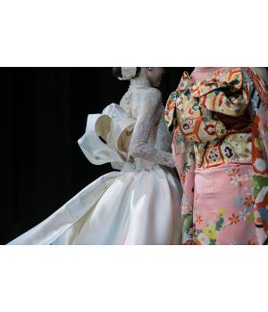 ヘッドには、リボンボンネを付けて<br>クラシカルで気品高い雰囲気に。<br>