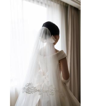 ヘッドドレスは、リボンボンネで<br>可愛らしいクラシカルな印象に。<br>