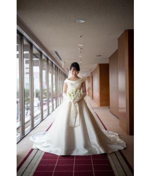 オフショルダーのロールカラーが<br>華奢な上半身を女性らしく見せてくれる<br>Aラインのドレス。<br>