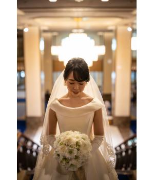 細幅のロールカラーがデコルテを美しく<br>華やかに見せてくれ、後ろのリボンが<br>アクセントになっています。<br><br>□挙式<br>