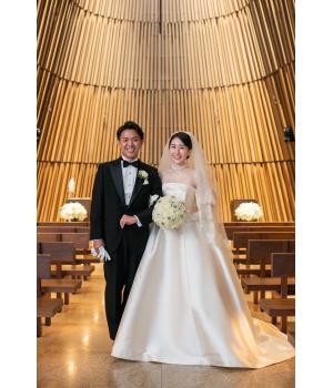 とても美しくドレスを着こなして頂いた<br>卒花嫁さん。<br>素敵なご新郎ご新婦様とのご縁に感謝です!<br><br><br>ミカドシルク素材のウェディングドレスを<br>お探しの方は、ぜひ実際にご試着くださいませ!<br>
