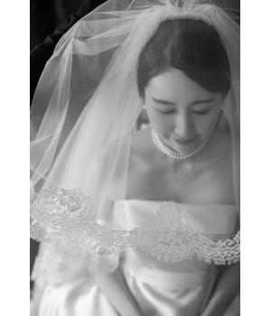 披露宴は、コード刺繡レースの<br>スタンドロングスリーブが、花嫁さんを<br>優しく包み込み、ロイヤルな美しさを<br>醸し出します。<br>